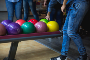 family-bowling-night-hillside-bowl